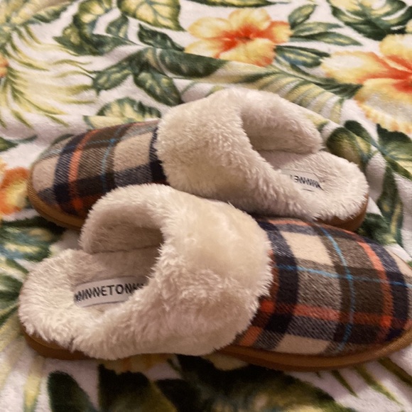 Super cozy slippers to wear around the house - Picture 5 of 5